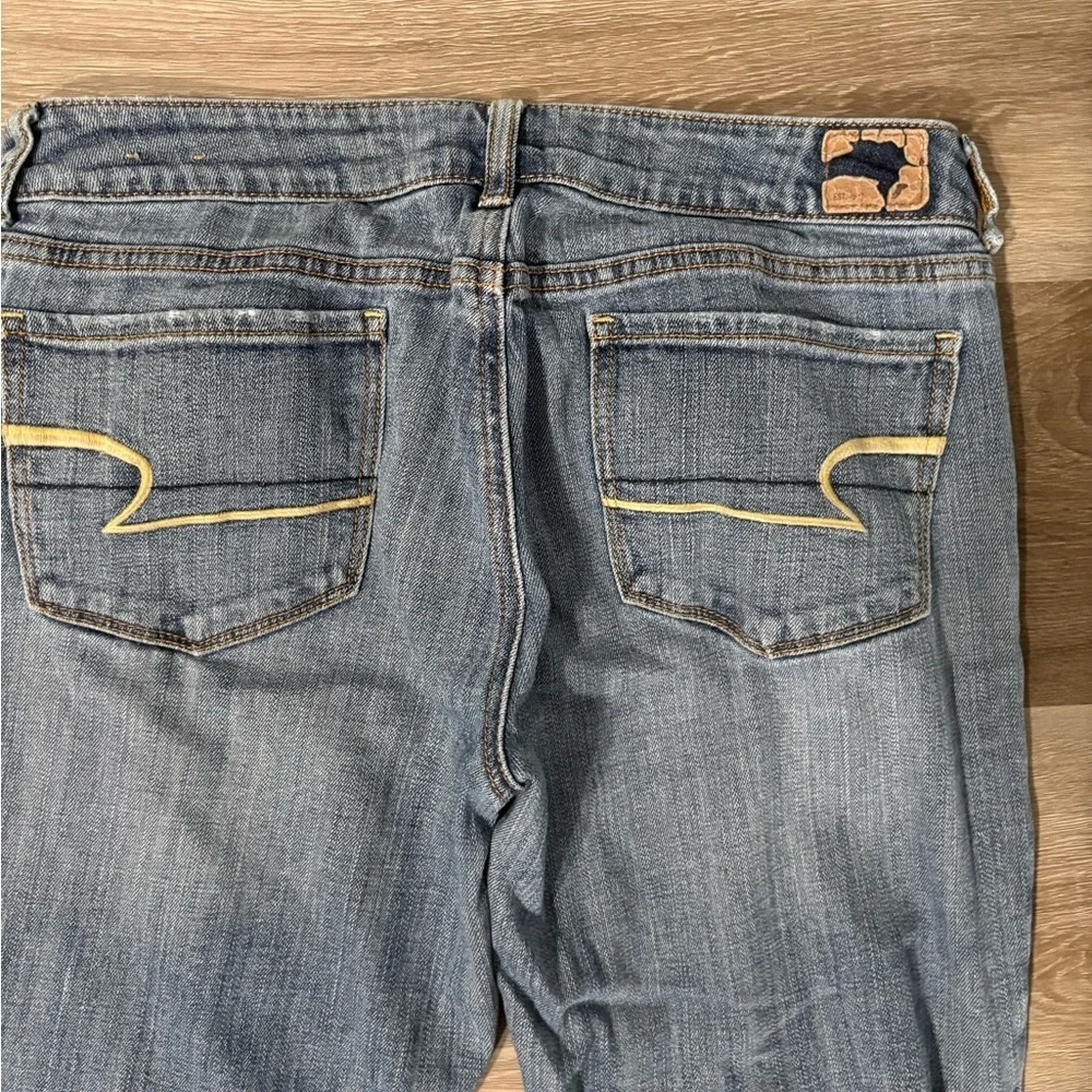 American Eagle Women’s Light Wash straight/ slim leg blue jeans. Size 8 short.
